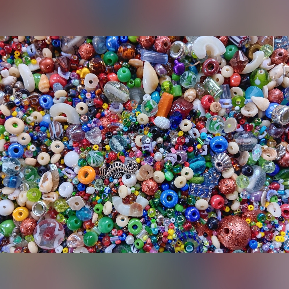 1 POUND Mixed Beads & Charms Random Assortment Craft Soup Confetti DIY Jewelry - Picture 3 of 8